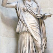 Mythl;ok - Hera statue