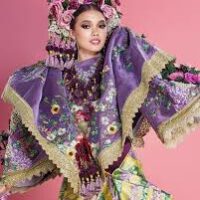 Mythlok - Bighari cosplay Cosplay actor dressed as Bighari, wearing a flower-themed costume with petal-shaped accessories and a crown of blossoms.