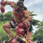 Mythlok - Dushasana statue Statue showing Dushasana being killed by Bhima