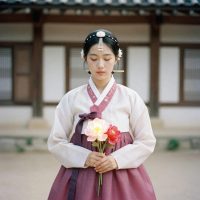 Mythlok - Bari Gongju Bari Gongju, the Korean goddess of the afterlife, depicted as a serene young woman in humble travel-worn clothing